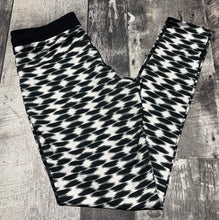 Load image into Gallery viewer, Nike black/white leggings - Hers size M
