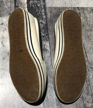 Load image into Gallery viewer, Tory Burch cream/black flats - Hers size 8
