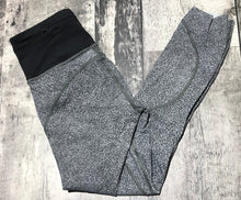 Load image into Gallery viewer, lululemon black/light grey cropped leggings - Hers size 4
