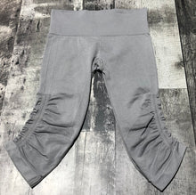 Load image into Gallery viewer, lululemon light grey capris - Hers size 4
