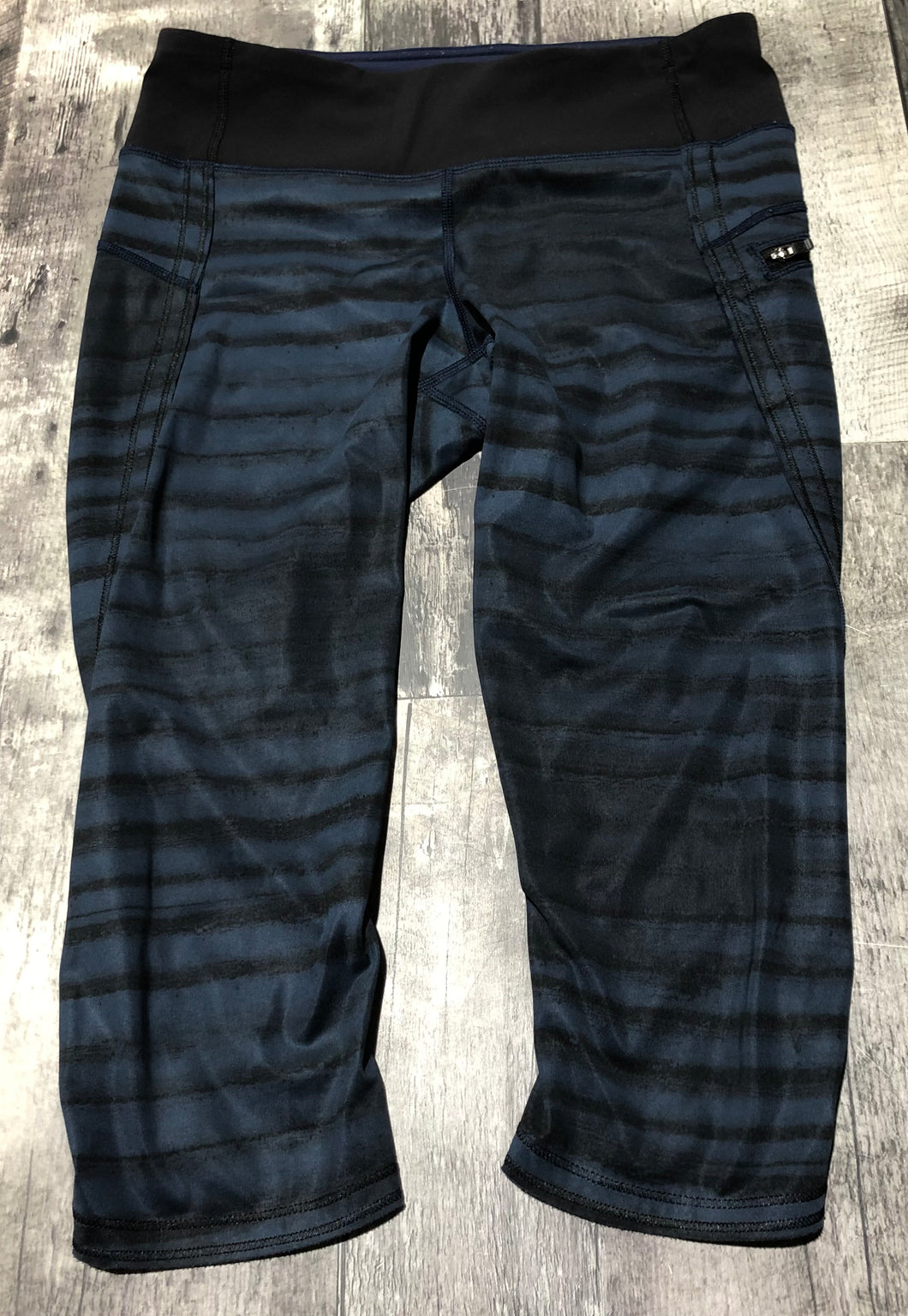 lululemon navy/black cropped leggings - Hers size 6