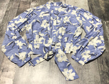Load image into Gallery viewer, Joe Fresh blue/off white crop button up long sleeve - Hers size S
