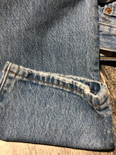 Load image into Gallery viewer, Levis blue high rise straight jeans - Hers size 25
