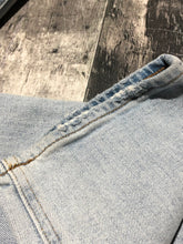 Load image into Gallery viewer, Denim Forum light blue high rise straight leg - Hers size 25
