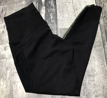 Load image into Gallery viewer, lululemon black/green high rise leggings - Hers size 8
