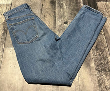 Load image into Gallery viewer, Levis blue jeans - Hers size 24
