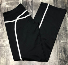 Load image into Gallery viewer, lululemon black/white low rise yoga pants - Hers size 8
