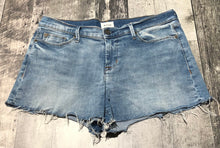 Load image into Gallery viewer, Hudson blue mid rise denim shorts - Hers size 29
