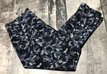 Load image into Gallery viewer, lululemon black/blue cropped leggings - Hers size 10
