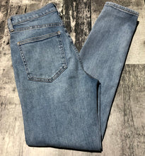 Load image into Gallery viewer, Denim Forum blue high rise skinny jeans - Hers size 28
