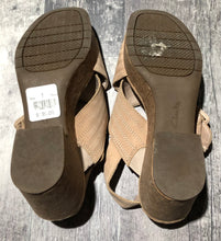 Load image into Gallery viewer, Clarks beige heel sandal - Hers size 7

