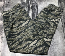 Load image into Gallery viewer, TNA green/grey/cream sweatpants - Hers size 6
