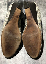 Load image into Gallery viewer, Tory Burch grey/beige wedge heel - Hers size 5
