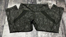 Load image into Gallery viewer, lululemon green cropped leggings - Hers size 4
