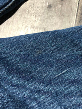 Load image into Gallery viewer, Levis blue high rise wedgie jeans - Hers size 26

