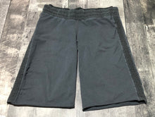 Load image into Gallery viewer, lululemon grey capris - Hers size approx M
