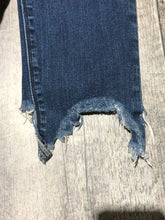 Load image into Gallery viewer, Hudson dark blue low rise skinny jeans - Hers size 26
