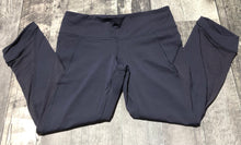 Load image into Gallery viewer, lululemon navy capri leggings - Hers size 6
