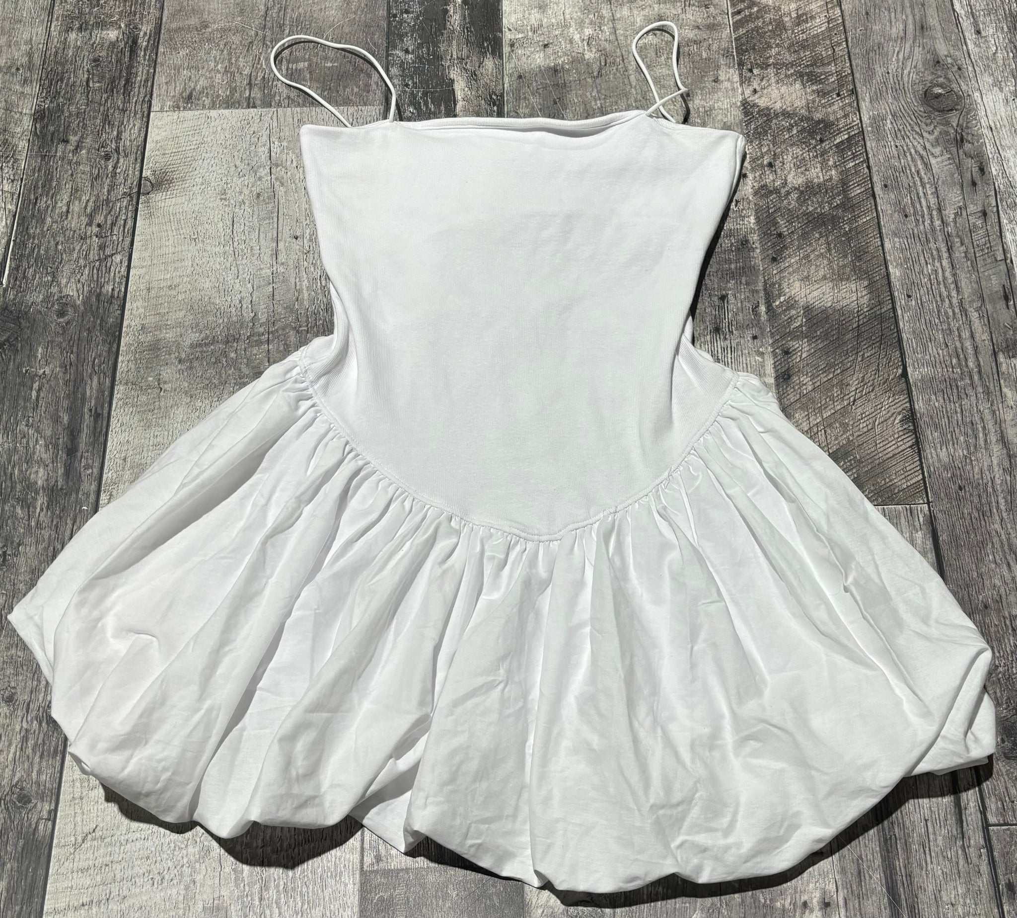 Zara white mini dress - Hers size L thriftopiayyc Zara white mini dress - Hers size L thriftopiayyc