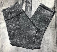 Load image into Gallery viewer, lululemon grey mid rise crop leggings - Hers size 8
