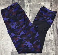 Load image into Gallery viewer, lululemon purple/black capris - Hers size 2
