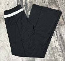 Load image into Gallery viewer, lululemon black/white yoga pants - Hers size 6
