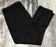 Load image into Gallery viewer, lululemon black capri leggings - Hers size 8
