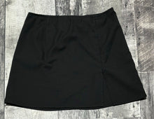 Load image into Gallery viewer, Sunday Best black skirt - Hers size 6
