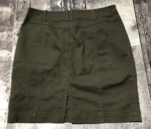 Load image into Gallery viewer, Club Monaco green skirt - Hers size 6

