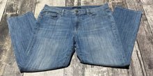 Load image into Gallery viewer, Fidelity blue mid rise girlfriend jeans - Hers size 30
