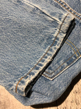 Load image into Gallery viewer, Levis blue high rise straight jeans - Hers size 25
