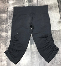 Load image into Gallery viewer, lululemon dark grey capri leggings - Hers size 6
