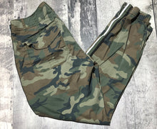 Load image into Gallery viewer, Sanctuary green/brown/black camo mid rise pants - Hers size 26
