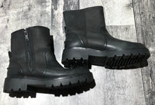 Load image into Gallery viewer, UGG black boots - Hers size 8
