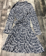 Load image into Gallery viewer, BCBG white/navy long sleeve wrap dress - Hers size S

