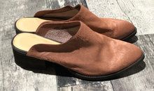 Load image into Gallery viewer, Very Volatile dusty rose mule - Hers size 9
