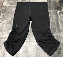 Load image into Gallery viewer, lululemon black capri leggings - Hers size 8
