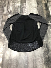Load image into Gallery viewer, lululemon black/grey long sleeve - Hers size 4
