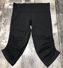 Load image into Gallery viewer, lululemon black capri leggings - Hers size 8
