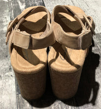 Load image into Gallery viewer, Clarks beige heel sandal - Hers size 7
