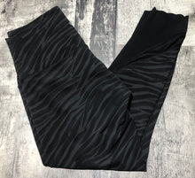 Load image into Gallery viewer, lululemon black/grey crop leggings - Hers size 6
