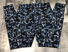 Load image into Gallery viewer, lululemon black/blue high rise leggings - Hers size 6

