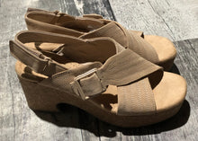 Load image into Gallery viewer, Clarks beige heel sandal - Hers size 7
