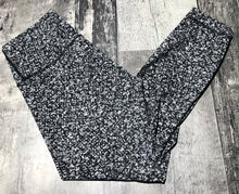 Load image into Gallery viewer, lululemon black/white leggings - Hers size 6
