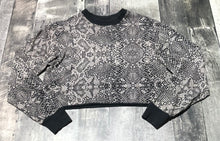 Load image into Gallery viewer, TNA black/white crop sweater - Hers size XXS

