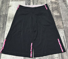 Load image into Gallery viewer, lululemon black/pink capris - Hers size approx M
