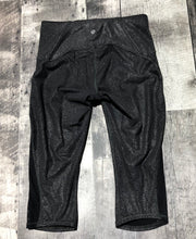 Load image into Gallery viewer, lululemon black/silver cropped leggings - Hers size 6
