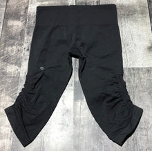 Load image into Gallery viewer, lululemon black cropped capri leggings - Hers size 6
