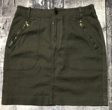 Load image into Gallery viewer, Club Monaco green skirt - Hers size 6
