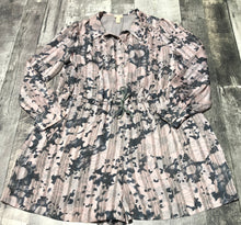 Load image into Gallery viewer, Tiny light pink/grey long sleeve romper - Hers size S
